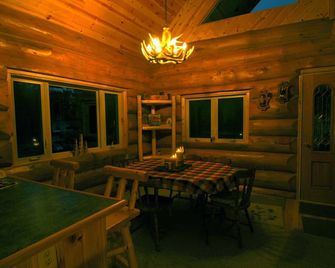 Beautiful log cabin nestled in the Hiawatha National Forest located in The UP. - Au Train - Dining room