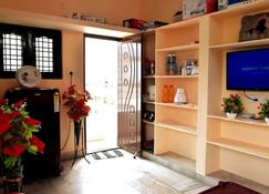 Avn301 - Lovely 1 Bedroom, Ac, Wifi, Kitchen Set - Hyderabad - Sala de estar