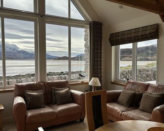 Shore Cottage -The sea and the sky become one in this gem of a cottage. - Durness - Living room