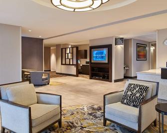 DoubleTree by Hilton Raleigh Crabtree Valley - Ролі - Вітальня