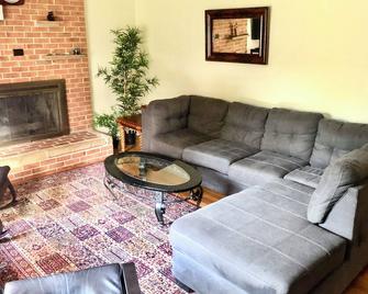 Virginia Tech - Free Game Day Parking for 3 Cars | Close to Lane Stadium - Blacksburg - Living room