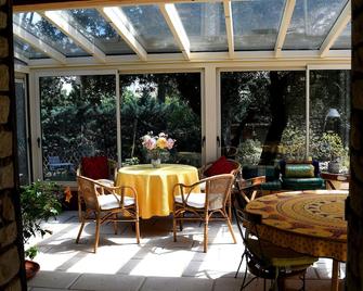 Chambre D'hôtes Spacieuse et Calme au Coeur du Luberon - Murs - Restaurante
