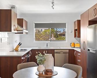 Windsor Cosy 2-Bedroom Unit in Quiet Neighborhood - Brisbane - Kitchen