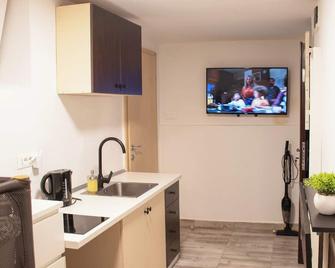 Tiny Studio W Ensuite Bathroom, Queen Bed, 42' Tv & Ac - Zagreb - Kitchen