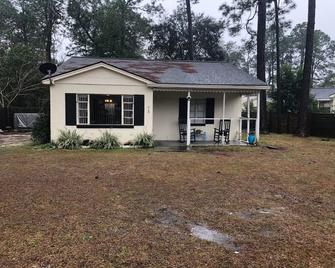 Home Away from Home - Waycross - Rakennus