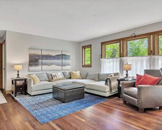Saratoga Guest House - Saratoga Springs - Living room