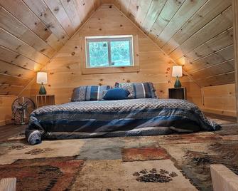 Cozy cabin in the woods on a beautiful Christmas Tree/Events Farm. - Mountain City - Bedroom