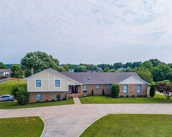 The Magnolia Suite At Hilltop Acres - Clarksville, Tn (1335 Whitt Ln) - Clarksville - Building