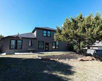 Stylish 4br Retreat | In Dfw | Quiet Street + Office & Yard - Forney - Edificio
