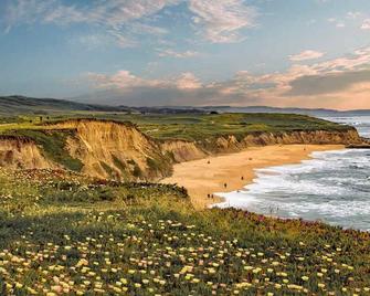 Now Trending - Entire Beach Home Walk to Beaches Restaurants Activities - Half Moon Bay - Building