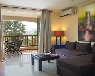 A residence of luxury apartments providing beautiful views in Mahe. - Bel Ombre - Living room