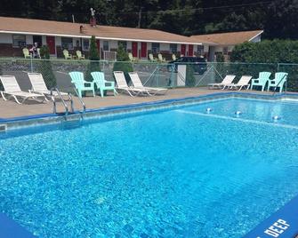 Robin Hood Motel - Saratoga Springs - Zwembad