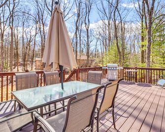 Walk to Lake Harmony: Family Retreat w/ Decks! - Albrightsville - Balcón