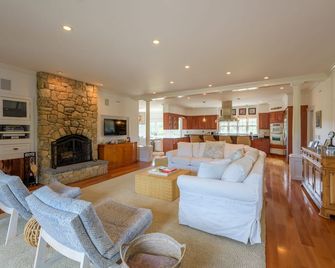 The Park Estate! Your Martha's Vineyard Getaway! - Oak Bluffs - Sala de estar