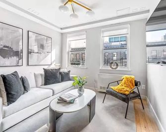 3BR Penthouse Suite with Massive Private Rooftop - New York - Living room