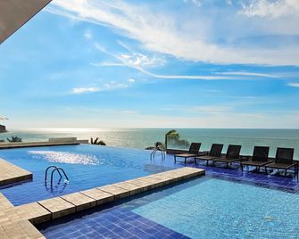 Hotel Poseidon - Манта - Басейн