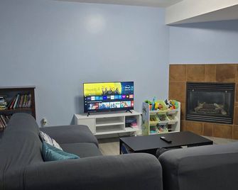 Private basement suite - Langley - Living room