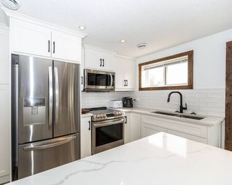 Peaches on Williams - only a minute to the Beach! - Port Stanley - Kitchen
