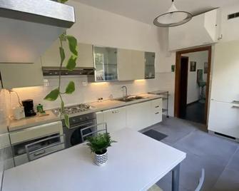 Villa Olivella - Sale Marasino - Cozinha