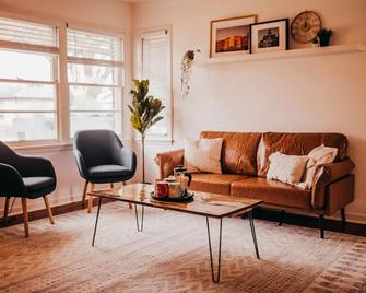 The Burrow-Cozy 3 Bdrm Hm - Free Parking - Waxahachie - Huiskamer