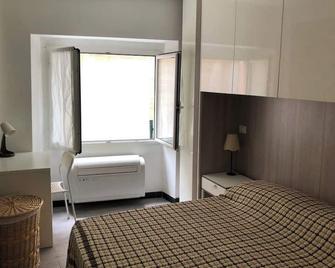 Center and Aquarium - Genoa - Bedroom