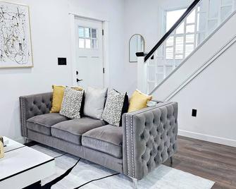 The Paragon Place- New Charming 3-bedroom house in delightful West Orange. - West Orange - Living room