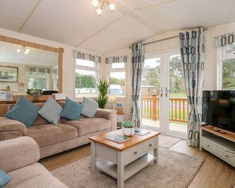 25 Foxburrow Hang - Great Yarmouth - Living room