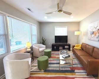 Charming Cottage in Downtown Danville - Danville - Salon