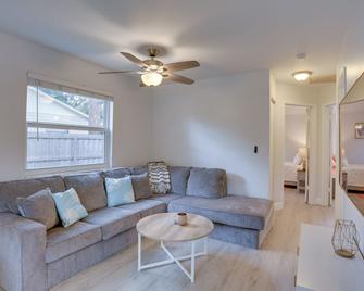 Jupiter Townhome with Patio and Yard about 6 Mi to Beach! - Jupiter - Living room