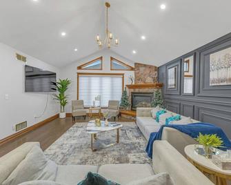 Spacious 3br Near Ambassador & Gordie Howe Bridges - Windsor - Living room