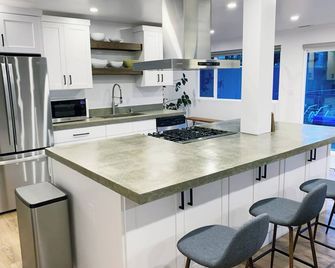 Modern 2 BR, Spacious Guesthouse in Seward Park/Columbia City Next to Lake WA - Seattle - Kitchen