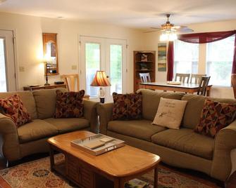 Lake Cumberland vacation home, overlooking private fishing pond - Monticello - Sala de estar