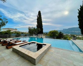 Escondida - ניס - בריכה