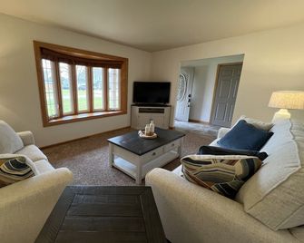 Cozy & quiet Grand Blanc retreat near Fenton - Grand Blanc - Wohnzimmer