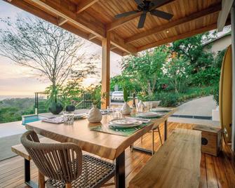 Banana Paradise 5 BR 3 BA Walking distance to Lagarta Lodge - Nicoya - Patio