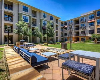 Upscale and comfy space - 1 min from stonebriar mall center in Frisco - Frisco - Patio