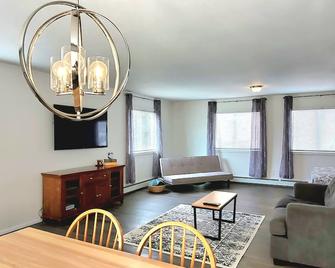 Corner studio with full kitchen, 800 sq ft- Sunny views include Mt. Susitna - Anchorage - Sala de estar