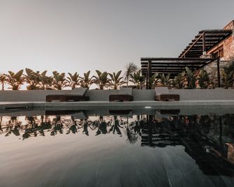 Onym Curated Villas - Plaka - Piscina