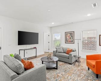The O'Keeffe-2nd Floor Boutique Hotel Suite - Bentonville - Living room