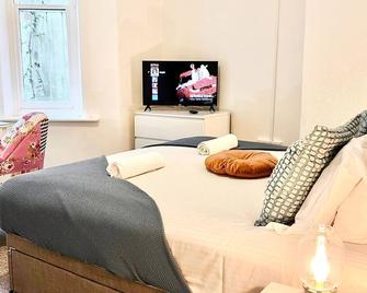 The Sand Bank - Flat 1 - Bournemouth - Bedroom