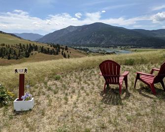 Remote Spacious Dome with Incredible Outdoor Landscape in Montana - Plains - Patio