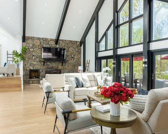 Lakefront Luxury House, with Kayaks, Fire pit, Game Room and Home Theater! - 考文垂(康涅狄格州) - 客廳