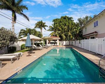 Santa Barbara Villa by Dream Vacation - Pompano Beach - Pool