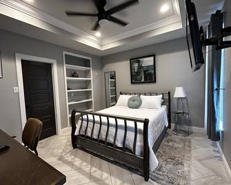 Large Modern home nestled in Alvarado! Hot Tub & Theater - Alvarado - Bedroom