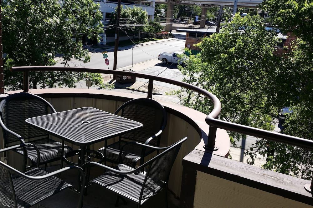 Walk to UT, Stadium, Bass Hall,St. Davids Hosp,Bus 1 blk,Private, Sunny, Parking - Austin - Balcon