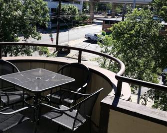 Walk to UT, Stadium, Bass Hall,St. Davids Hosp,Bus 1 blk,Private, Sunny, Parking - Austin - Balcony