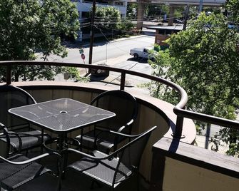 Walk to UT, Stadium, Bass Hall,St. Davids Hosp,Bus 1 blk,Private, Sunny, Parking - Austin - Balcon
