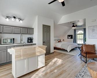 Private Guesthouse with Deluxe Home Theater home - Waxahachie