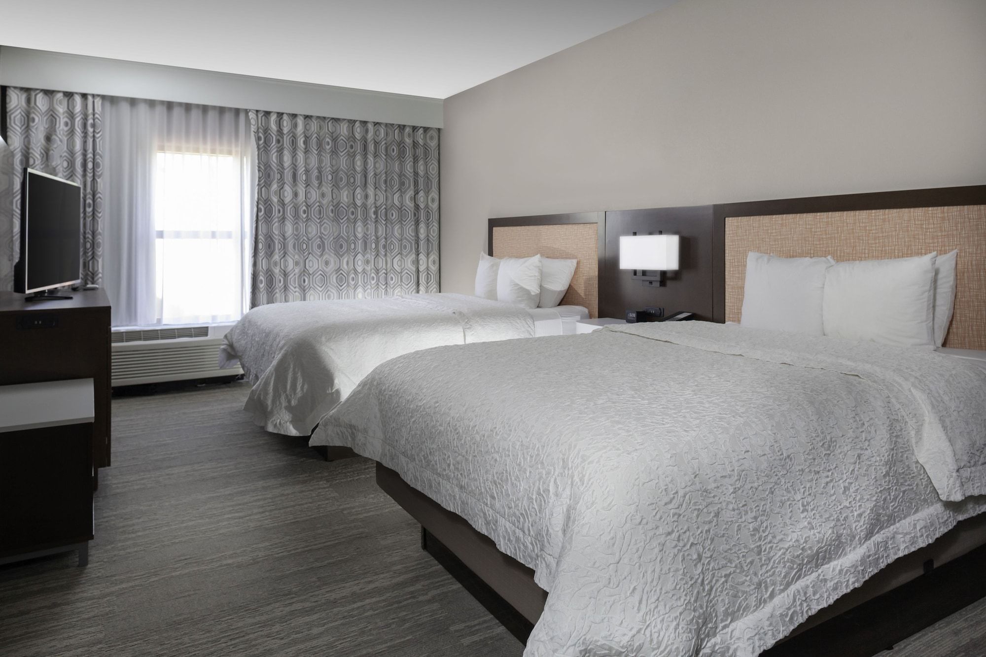 Hampton Inn & Suites Concord Charlotte - קונקורד - חדר שינה