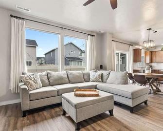 Cozy & Charming Home in Eagle Id - Eagle - Living room